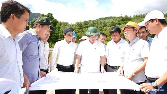 Phó Bí thư Thành ủy, Chủ tịch UBND thành phố Lê Trí Thanh khảo sát tiến độ các dự án. Ảnh: Ngọc Hiếu