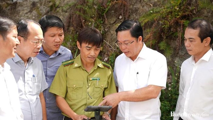 Lãnh đạo thành phố kiểm tra các khu vực sạt lở ở Bạch Mã thông qua flycam. Ảnh: Ngọc Hiếu