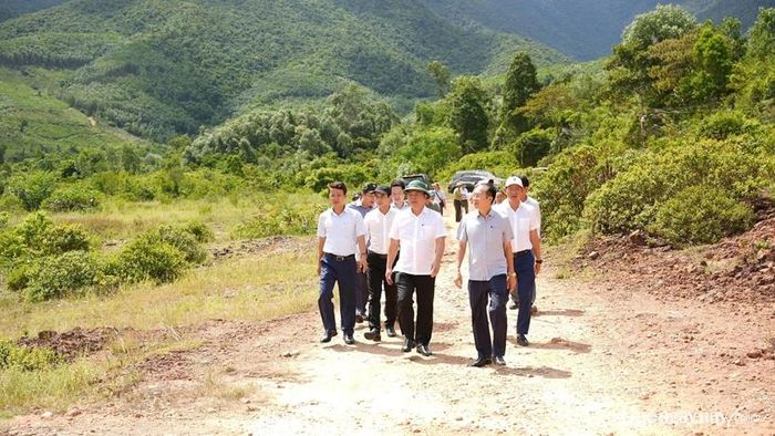 Lãnh đạo thành phố kiểm tra thực địa tại khu vực Suối Voi. Ảnh: Ngọc Hiếu