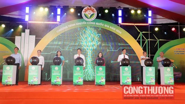 Các đại biểu thực hiện nghi thức bấm nút khai mạc hội chợ