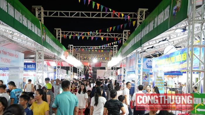  Sự kiện thu hút sự quan tâm của đông đảo người dân và khách tham quan, mua sắm.