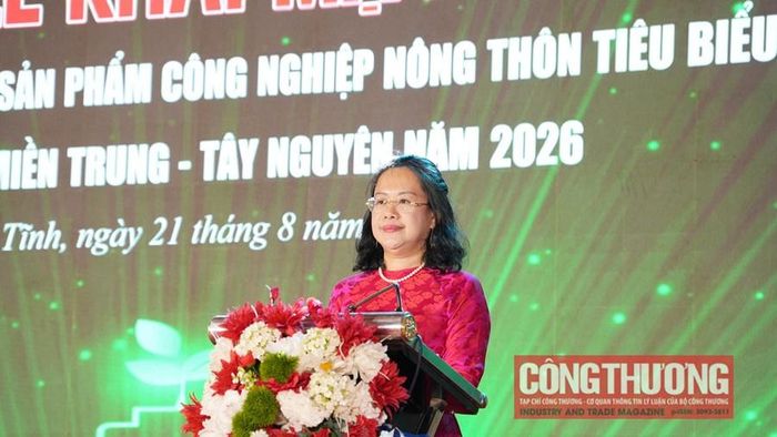Phó Cục trưởng Cục Đổi mới sáng tạo, Chuyển đổi xanh và Khuyến công Đỗ Thị Minh Trâm phát biểu tại hội chợ