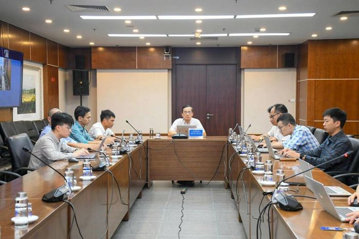 Ông Nguyễn Anh Tuấn - Thành viên Ban Điều hành, Phó Trưởng ban Chỉ huy phòng thủ dân sự NSMO chủ trì cuộc họp về ứng phó với cơn bão số 4 (NARRA)
