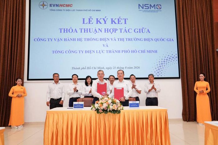 Tổng Giám đốc EVNHCMC Nguyễn Văn Thanh và Tổng Giám đốc NSMO Nguyễn Đức Ninh ký kết và trao Thỏa thuận hợp tác trước sự chứng kiến của đại biểu hai bên