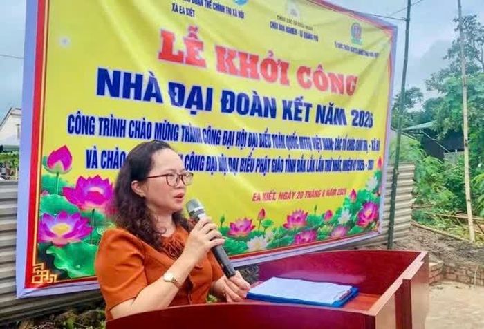 Bà Phạm Thị Ngọc Tuyết phát biểu 