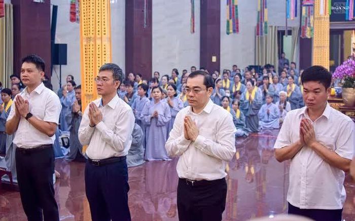 Thiếu tướng Lê Quang Đạo và phái đoàn tưởng niệm anh linh các bậc tiền nhân có công với Tổ quốc, anh linh các anh hùng liệt sĩ, đồng bào hy sinh vì sự nghiệp độc lập, thống nhất đất nước