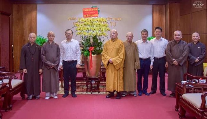 Phái đoàn chụp ảnh lưu niệm với chư tôn đức Ban Trị sự TP.HCM