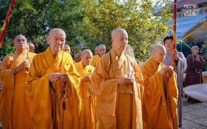 Đức Pháp chủ GHPGVN cùng chư vị Trưởng lão Hòa thượng lễ Tổ sư Huệ Đăng và chư tôn đức tiền bối tại vườn tháp trong khuôn viên tổ đình Thiên Thai