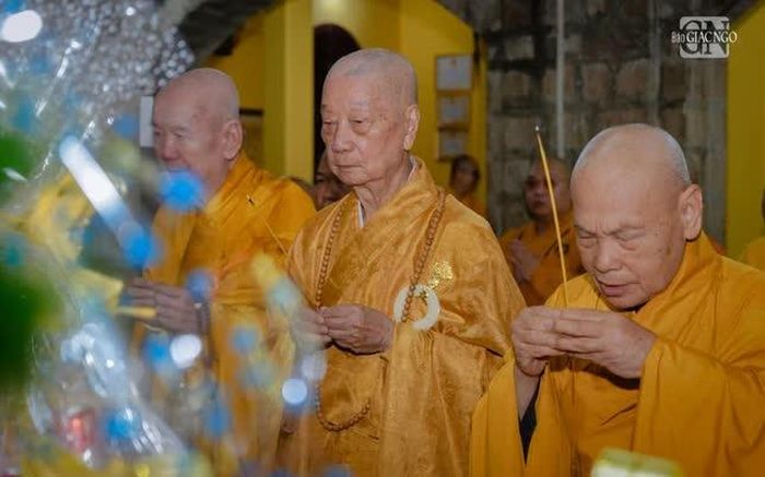 Dâng hương tưởng niệm húy nhật Tổ sư Huệ Đăng tại Tổ đường