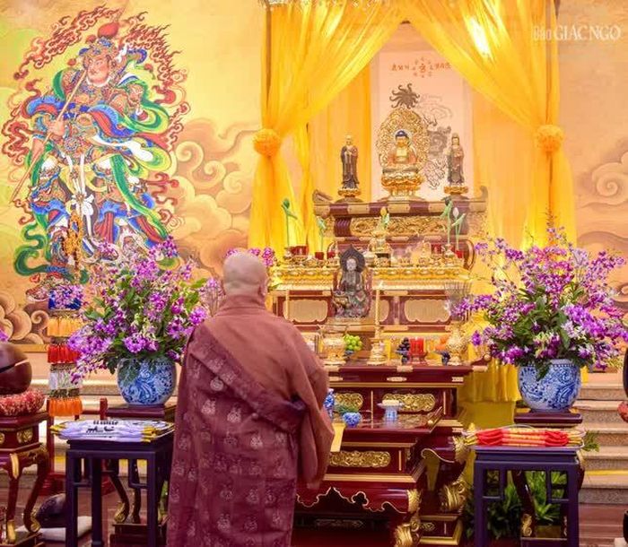 Hòa thượng Thích Lệ Trang, sám chủ niêm hương lễ Phật