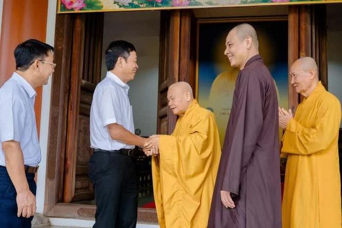 Ông Trần Thanh Hòa thăm hỏi Trưởng lão Hòa thượng Thích Thiện Nhơn 