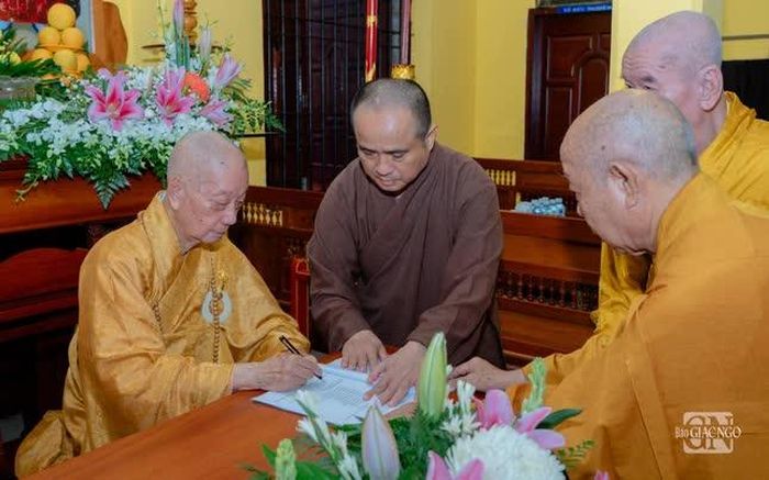 Đức Pháp chủ GHPGVN - Đại lão Hòa thượng Thích Trí Quảng ký chứng minh chuẩn y danh sách nhân sự Ban Thừa kế Thiên Thai Thiền Giáo tông nhiệm kỳ 2025-2030
