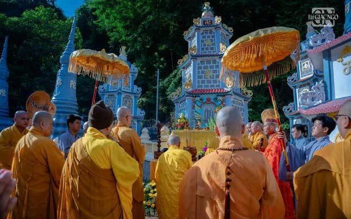 Tứ chúng đệ tử môn hạ nhiễu tháp Tổ sư Huệ Đăng theo nghi thức truyền thống thiền môn