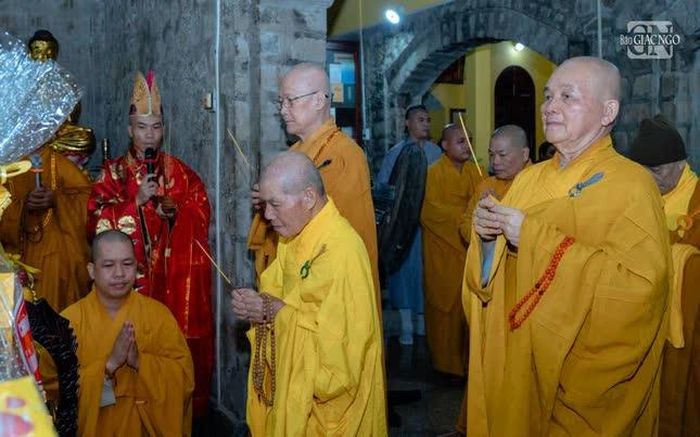 Chư tôn đức Ban Thừa kế Thiên Thai Thiền Giáo tông dâng hương đảnh lễ lịch đại Tổ sư