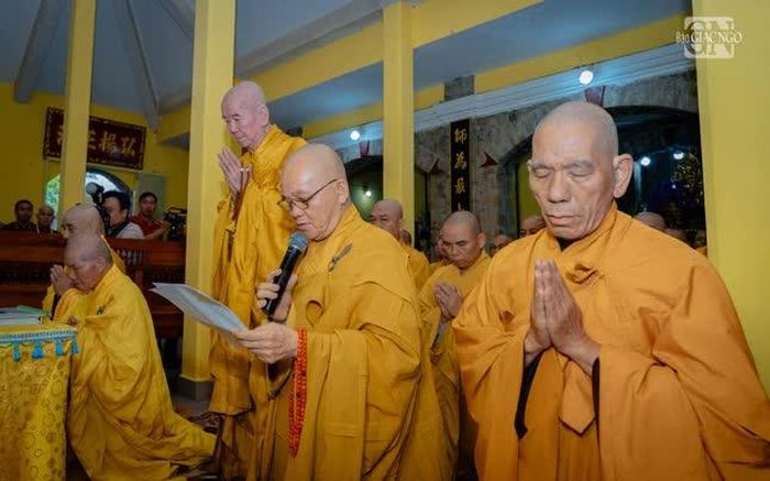 Hòa thượng Thích Minh Thiện đại diện môn phong bạch trình lên Đức Pháp chủ cùng Trưởng lão Hòa thượng Chủ tịch Hội đồng Trị sự 