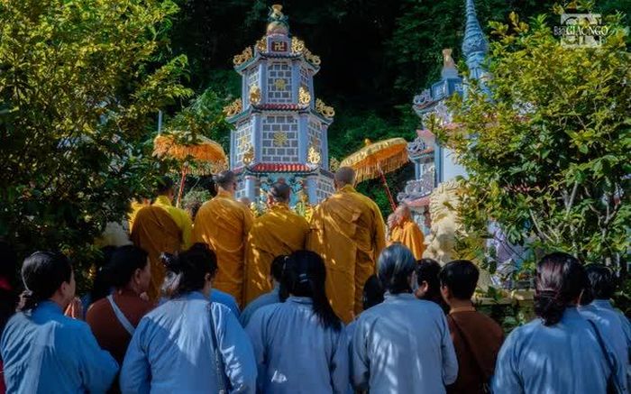 Tổ đình Thiên Thai tọa lạc phía Bắc chân núi Dinh Cố do Tổ sư Huệ Đăng khai sơn vào năm 1920