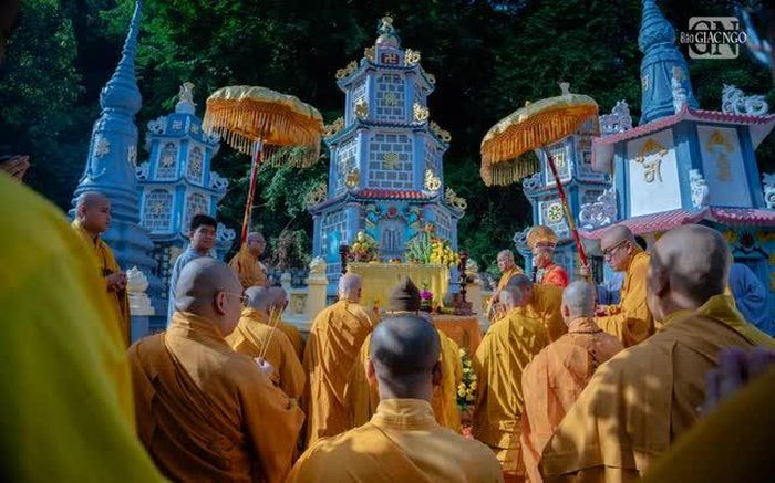 Môn hạ đệ tử cử hành nghi thức nhiễu tháp Tổ sư Huệ Đăng