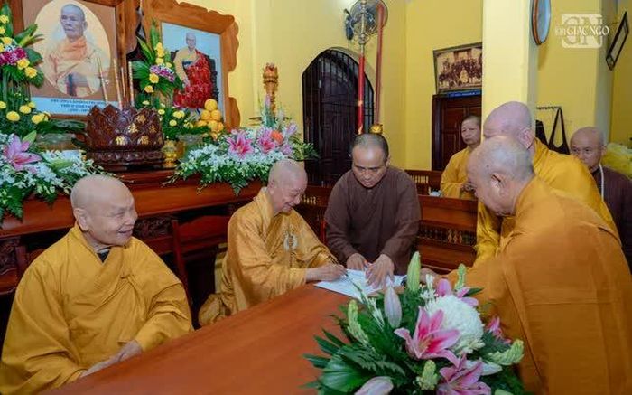Đức Pháp chủ ký chứng minh danh sách nhân sự Ban Thừa kế Thiên Thai thiền giáo tông