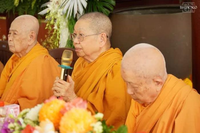 Ni trưởng Thích nữ Viên Liên ban lời huấn từ