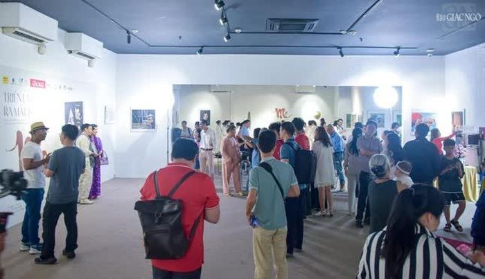 Đông đảo người yêu nghệ thuật tham dự triển lãm 