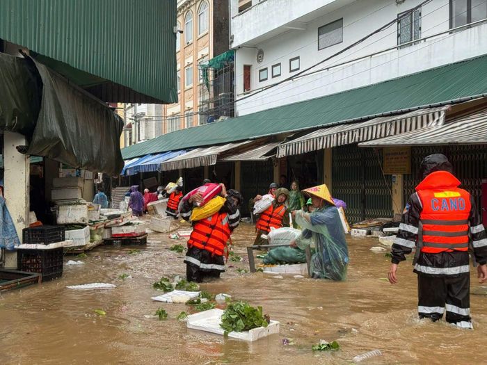 Các cán bộ, chiến sỹ Công an tỉnh Lạng Sơn hỗ trợ người dân di chuyển tài sản.