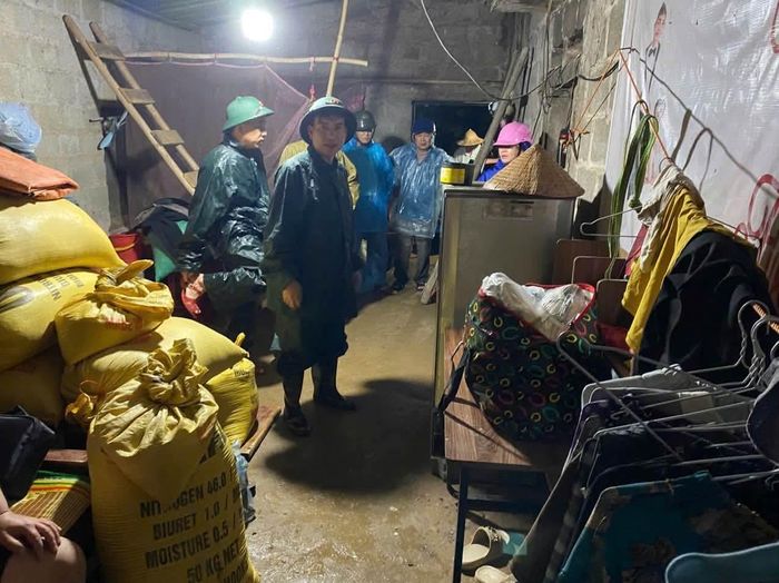 Lực lượng chức năng phường Đông Kinh trắng đêm hỗ trợ người dân di chuyển tài sản.