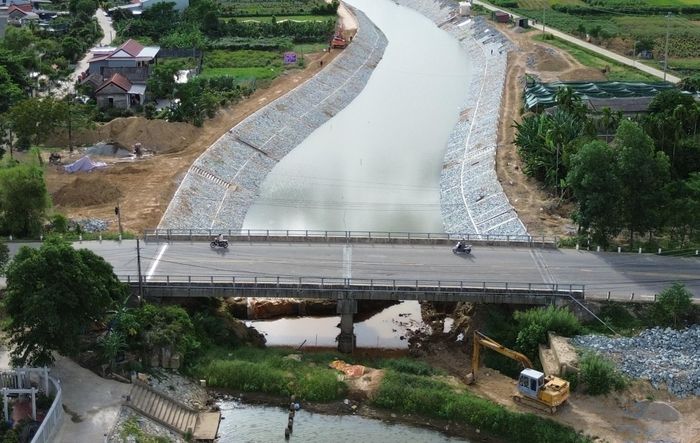Dự án ngoài tuyến kè, sẽ xây dựng mới 4 cống bản, 3 bến nước và 3 tuyến đường đấu nối từ đường hiện trạng xuống tuyến kè, góp phần ổn định bờ sông, bảo đảm tiêu thoát nước, tạo thuận lợi cho việc đi lại.