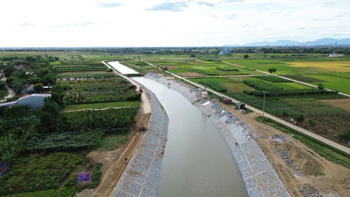 Công trình xử lý sạt lở khẩn cấp bờ sông Rào Cùng, xã Quảng Điền có chiều dài hơn 1.054m, với tổng mức đầu tư gần 16 tỷ đồng. 