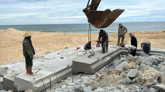 Trên công trường, công nhân làm việc với không khí khẩn trương để đẩy nhanh tiến độ, sớm hoàn thành những hạng mục chính trước khi mùa mưa bão đang đến gần.