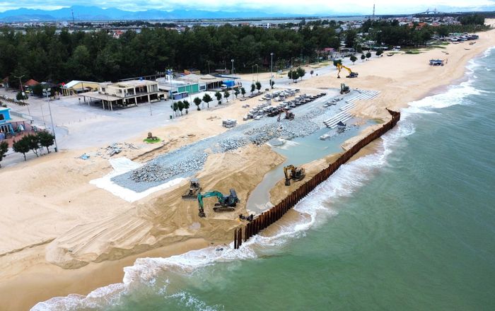 Theo ông Trương Văn Giang, Giám đốc Ban QLDA Đầu tư xây dựng công trình Nông nghiệp và Phát triển nông thôn TP Huế, dự án xử lý sạt lở bờ biển đoạn qua phường Thuận An có tổng mức đầu tư 260 tỷ đồng, trong đó giá trị gói thầu xây lắp theo hợp đồng gần 239 tỷ đồng.