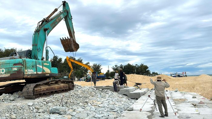Quy mô dự án gồm xây dựng 2 đoạn đê ngầm giảm sóng, mỗi đoạn dài 365m, bờ kè dài 670m và mỏ hàn bằng ống địa kỹ thuật dài 250m.