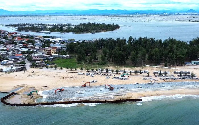 Đặc biệt, ưu tiên xử lý các vị trí xung yếu, sạt lướt, xác định rõ cao trình dừng kỹ thuật an toàn cho các hạng mục đang thi công dở dang trước mùa mưa bão đến.