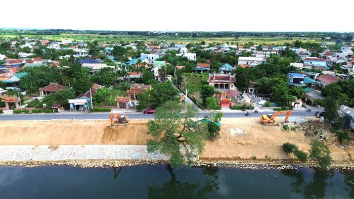 Tại dự án kè chống sạt lở sông Bồ đoạn qua phường Phong Thái có tổng mức đầu tư gần 30 tỷ đồng đang được đẩy nhanh tiến độ, phấn đấu hoàn thành trong tháng 11/2026.