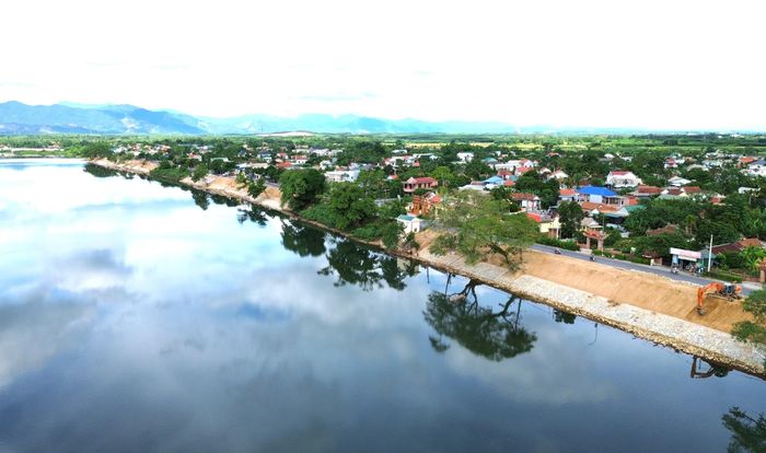Công trình có tổng chiều dài 1.744,5m, trong đó xây mới 1.219,3m và sửa chữa, nâng cấp 525,2m kè hiện hữu. Ngoài thân kè, dự án còn đầu tư đồng bộ hệ thống thoát nước, 2 bến nước mới, sửa chữa 3 bến nước, nối dài cống hộp, xây mới cống tròn, kết hợp đường đi bộ và các hạng mục phụ trợ.