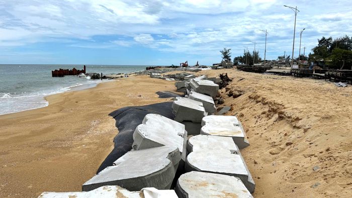 Theo chủ đầu tư các dự án, nhà thầu tăng cường tối đa máy móc, thiết bị, bố trí nhân lực làm việc liên tục để sớm hoàn thiện các hạng mục cần thiết trước mùa bão. Qua đó, chủ đầu tư yêu cầu nhà thầu thi công dứt điểm từng đoạn, làm đến đâu khóa lát mái, đỉnh kè đến đó.
