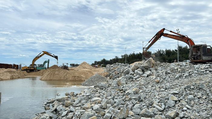 Ông Trương Văn Giang thông tin, trong năm 2026, các đơn vị thi công phấn đấu hoàn thành tuyến kè bờ dài 670m và một phần khối lượng đê ngầm. Riêng phần đúc cấu kiện đê ngầm dự kiến hoàn thành 100% khối lượng theo hợp đồng.