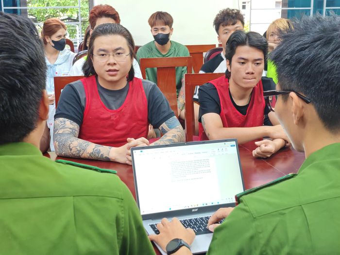 Cảnh sát làm việc với Tuấn và các đối tượng liên quan.