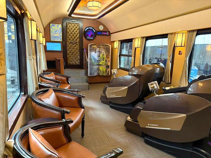 Toa dịch vụ đa năng như chiếu phim, ghế massage thư giãn.