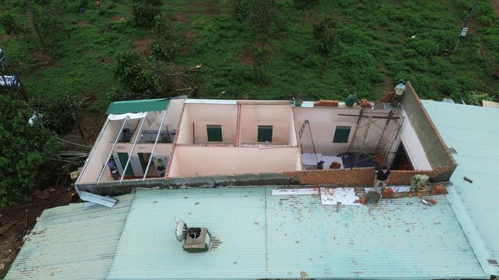 Lốc và mưa lớn đã cuốn bay tôn trên căn nhà người dân. Các hộ dân buộc phải rời nhà trong đêm để tránh trú an toàn.