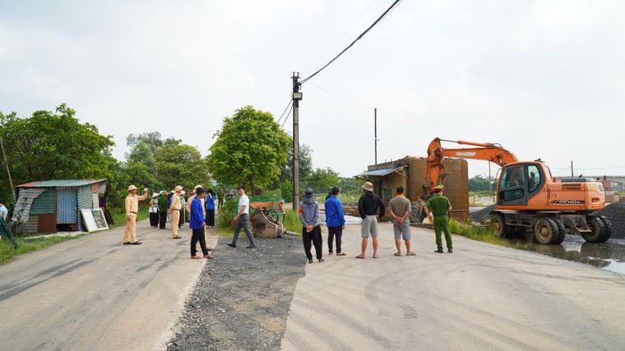 Xã Trung Giã tổ chức cưỡng chế công trình vi phạm tại khu Chùa Tàu, thôn An Lạc. Ảnh: Hưng Sơn.