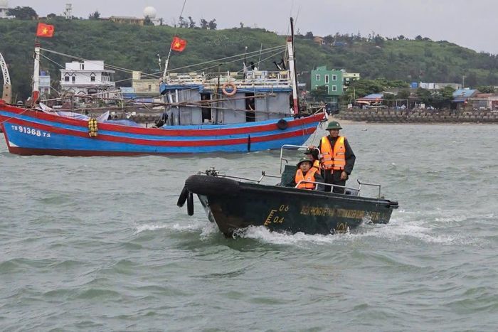 Cán bộ, chiến sĩ Bộ đội Biên phòng Hải Phòng thông báo cho các phương tiện hoạt động trên biển về diễn biến của bão số 4.