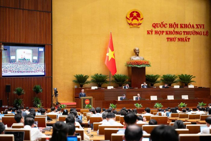 Bộ trưởng Bộ Tài chính Ngô Văn Tuấn giải trình, làm rõ một số vấn đề về nội dung cơ chế, chính sách đối với dự án xây dựng khu đô thị lấn biển để tích hợp vào dự án Luật Phát triển đô thị. Ảnh: Media Quốc hội.