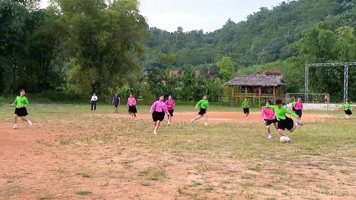 Hàng ngày, 15h, sân bóng xã Lâm Thượng, tỉnh Lào Cai bắt đầu nóng lên bởi những bước chạy, tiếng bóng lăn và tiếng gọi nhau của các nữ cầu thủ.