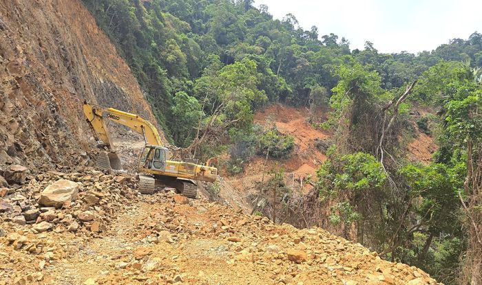 Để hoàn thành dự án trong năm 2026, chủ đầu tư đã đề nghị địa phương và các đơn vị liên quan đẩy nhanh tận thu rừng, bàn giao mặt bằng thi công 0,5km còn lại. Đồng thời, các nhà thầu tranh thủ thời tiết thi công hoàn thành các công việc còn lại trên đoạn Km5 đến Km13+350; đẩy nhanh thi công nền đường, cống thoát nước ngang, bê tông tường chắn ta luy âm Km13+350 đến Km15.