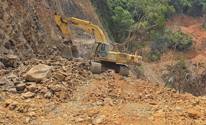 Đáng chú ý, trên đoạn 1,65km này, hiện mặt bằng vẫn còn vướng khoảng 0,5km đơn vị trúng đấu giá khai thác tận thu sản phẩm rừng chưa xong. Việc khai thác tận thu rừng đoạn này gặp khó khăn do địa hình hiểm trở, đây cũng là đoạn vừa thi công vừa tận thu rừng, trong khi đây là tuyến đường độc đạo... nên chưa đẩy nhanh được tiến độ thi công.