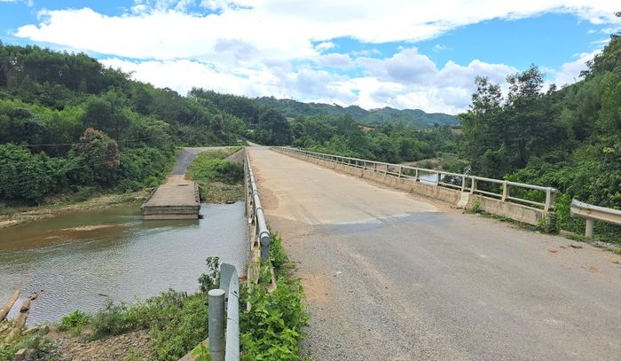Đối với phần cầu, dự án đã hoàn thành đưa vào sử dụng 6/7 cầu, trong đó có cầu Km 25+300 với chiều dài khoảng 110m thay thế cầu tràn bị lũ cuốn trôi trên tuyến tỉnh lộ 571. Cầu còn lại tại Km11+048 đã hoàn thành phần hạ bộ và mặt cầu, đang thi công gờ lan hoàn thiện gờ lan can, khe co giãn...