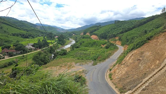UBND tỉnh phê duyệt báo cáo nghiên cứu khả thi dự án đầu tư xây dựng công trình vào tháng 10/2021 với quy mô đường cấp V miền núi, chiều dài 15km, do Sở Giao thông vận tải (nay là Sở Xây dựng) làm chủ đầu tư, tổng mức đầu tư hơn 229,1 tỷ đồng, thời gian thực hiện năm 2021 - 2024.
