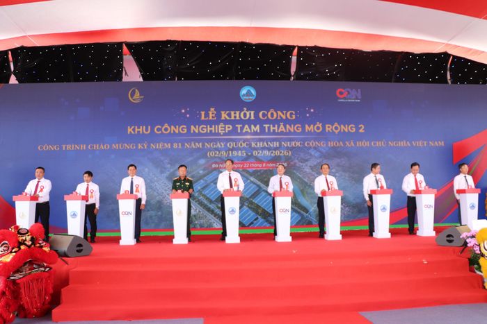 Các đại biểu thực hiện nghi thức khởi công dự án. Ảnh: Thanh Đức.