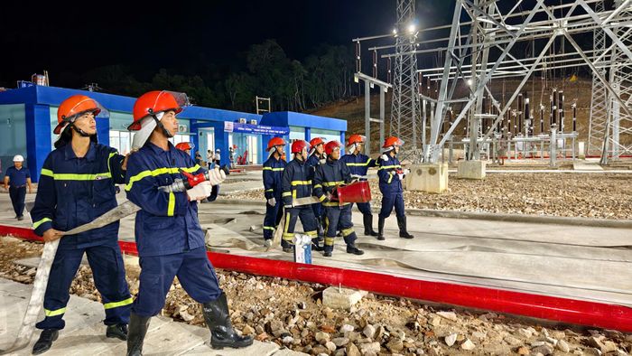 Lực lượng phòng cháy chữa cháy tham gia hỗ trợ công tác đóng điện Trạm biến áp 220kV Phú Quốc.