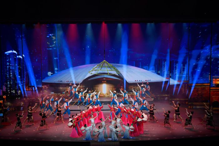 Các nghệ sĩ biểu diễn phân cảnh xiếc nón trong show "Đất nước thiên hùng ca".